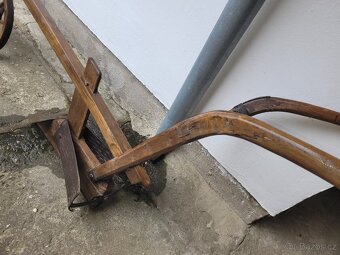Starý dřevěný pluh - 2