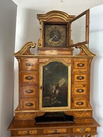 Barokní sekretář se závažovými hodinama okolo roku 1750. - 2