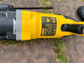 Prodám vrtací kladivo DeWALT D25144KP (900W) + příslušenství - 2