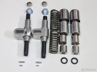 ČZ 125/150 C - originál zadní kluzáky po GO. - 2
