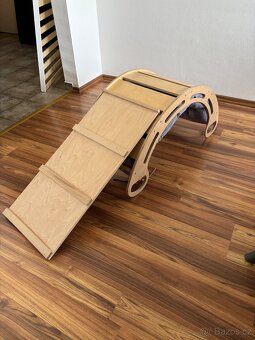 Dřevěná Montessori houpačka s plošinou s polštářkem - 2