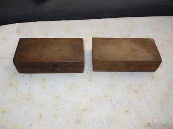 Dvě sady starých mosazných závažíček v krabičkách - 2