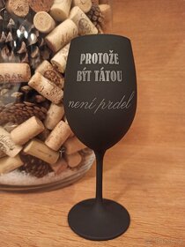 Barevné gravírované sklenice na víno s textem - 2