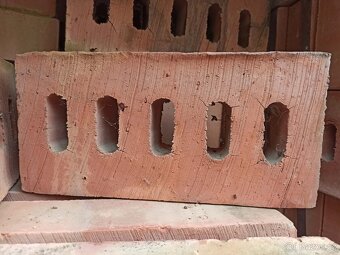 Cihly (děrovaná lícová cihla) - 2