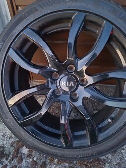 Original ALU kola KIA R18 na zimních pneu (80%) Kumho 225x40 - 2