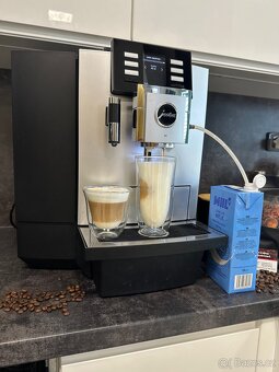 Jura X8 s čisticími prostředky a kávou - 2