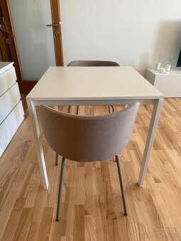 Menší jídelní stůl a pár židlí - 2
