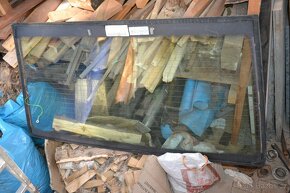 zadní okno na sedan peugeot 406 r.v.99 bez bausetu - 2