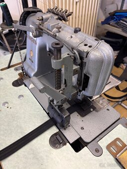 Prodám průmyslový šicí stroj Singer 300W05 – řetízkový steh, - 2