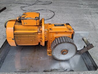Prodám elektromotor s převodovkou - 2