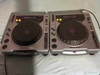 P: 2x DJ CD player Pioneer CDJ800 (bez mixpultu) - 2