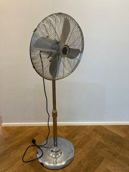 Stojanový nerezový ventilátor. - 2