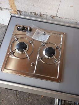 Obytná vestavba vysuv kuchyňská linka vařič televize - 2