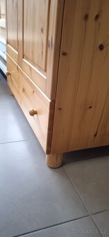 Dřevěná borovicová šatní skříň - 2