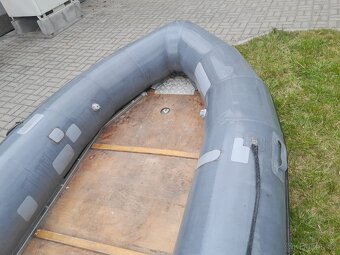 Motorový člun Avon - 2