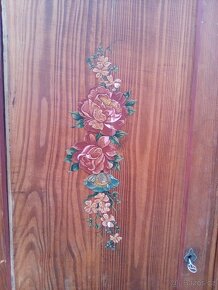 Malovaná šatní skříň začátek 19. století - 2