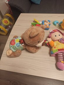 Lezoucí medvídek a zvukové hračky + zdarma krabice hraček - 2