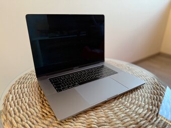 Na prodej: MacBook Pro 15,4 (2019) - 2