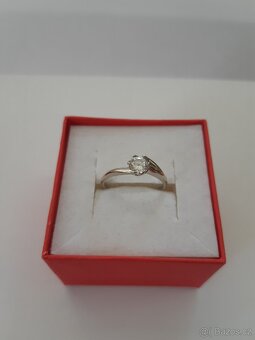 Zlatý prsten z bílého zlata se zirkonem - 2