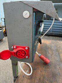 Pracovní stůl s osvětlením a zásuvkami 220V. - 2