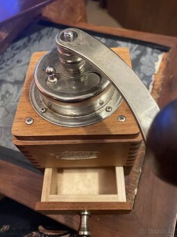 mlýnek na kávu, dřevo ,kov,,značeno LODOS since 1923 - 2