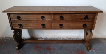 Dubová, rustikální komoda s kováním. - 2