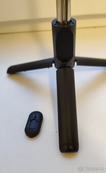 selfie tyč se stavivem a dálkovým ovládáním - 2