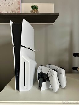 PS5, dva ovladače, záruka do 12/27 - 2