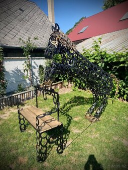 Koně z podkov v životní velikosti - 2