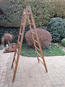 Zachovalé dřevěné štafle - 2