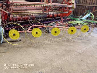 Paprskový shrnovač a obraceč sena - 2