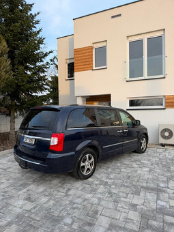 Lancia Voyager 2.8 CRD, automat, 7 míst - 2