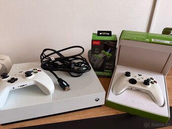 Xbox one S 1TB + 2x ovladač + dokovací stanice - 2
