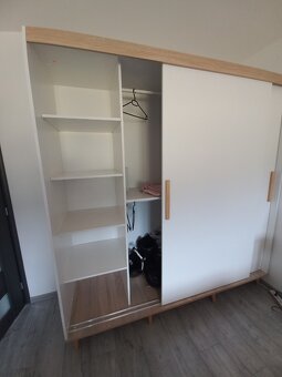 Šatní skříň s posuvnými dveřmi - 2