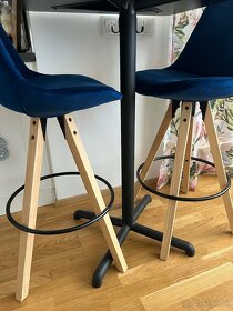 Pěkná sestava baroveho stolu se vysokými židlemi - 2