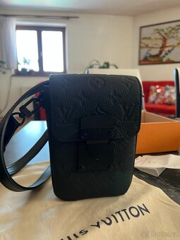 Prodám tuhle Louis Vuitton S-Lock Vertical taštičku - 2