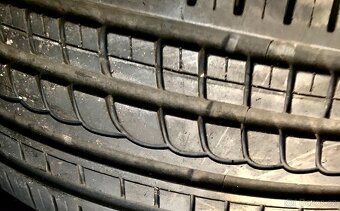 Letní pneu 275/45/20 čtyři kusy Pirelli 95%vzorek vzorek - 2