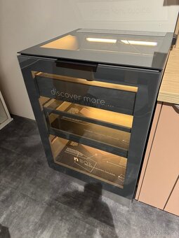 skříňka prosklená se šuplíky - 2