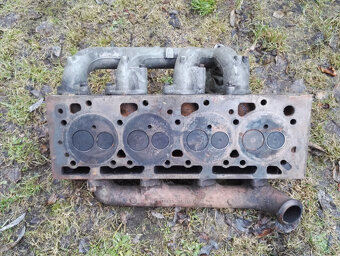 Na starou Avii dily z motoru. - 2