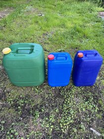 Kanystry různých velikostí - 2