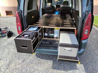 Kempinková vestavba Opel Combo - 2