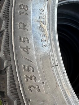 Pneu 235/45R18 - 2