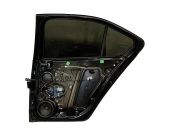 Pravé zadní dveře černá metalíza LF9R Škoda Octavia 3 sedan - 2