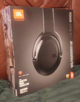 sluchátka JBL Tour ONE M2 černá - 2