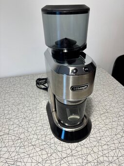 Mlýnek na kávu De'Longhi KG521M - 2