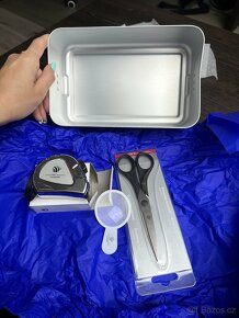 Plechová dóza, nůžky, metr a lupa - 2