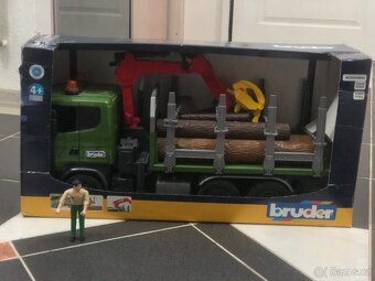 Bruder Scanie lesnické auto na dříví se sirénou + figurka - 2