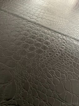 Černý stůl se vzorem krokodýlí kůže Kare Design - 2