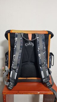 Aktovka s dinosaury. - 2