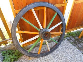 STARÉ KOLO OD VOZU - 2